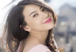 高圓圓穿白裙現(xiàn)身活動現(xiàn)場，網(wǎng)友評論：女神身邊的“他們”更顯風(fēng)范